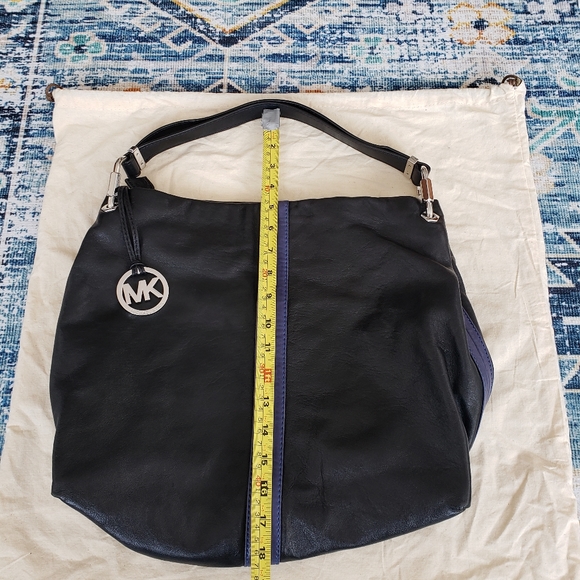Michael Kors large leather hobo - EUC - Picture 8 of 11